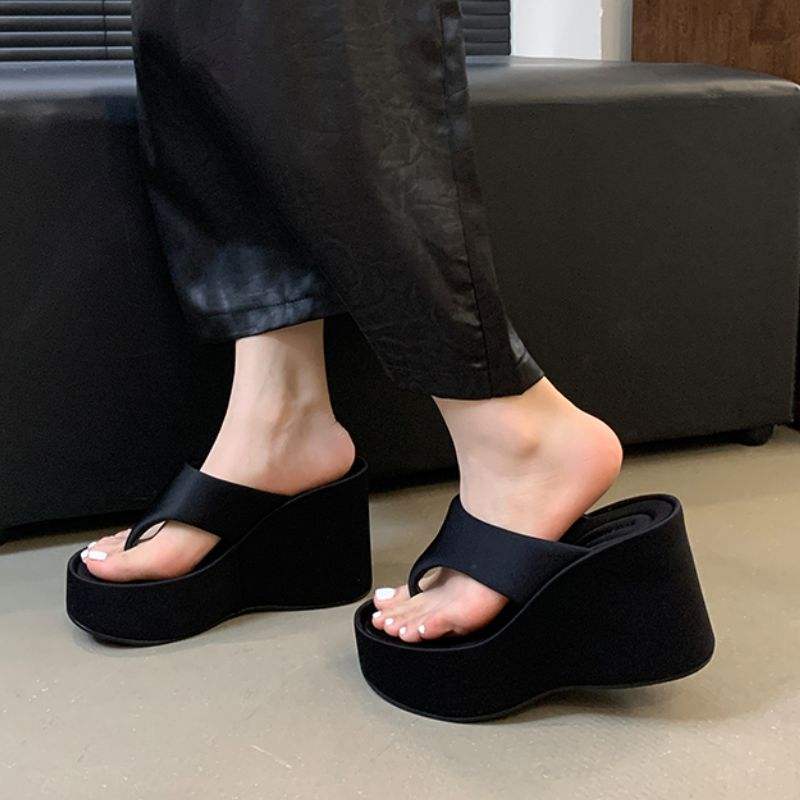 Trendy Wholesale Platform Sandals: Casual Wedge Flip Flops for Fashionable Ladies